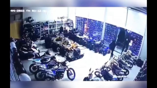 В Ижевске полицейскими задержаны подозреваемые в краже из магазина мотоцикла и скутера