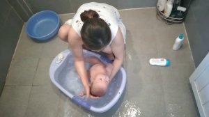 Бабушка мыла Титова когда ему ровно 3 месяца.