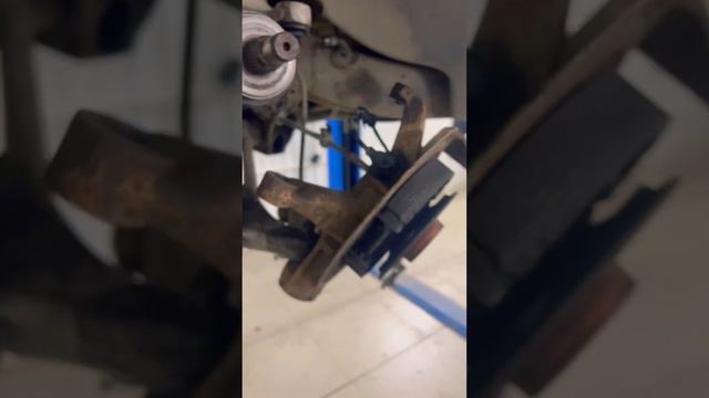 Замена ступичного подшипника Mercedes ML смотреть онлайн