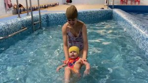 Бассейн с ребенком 2 года. Николь с родителями в бассейне. Игры в Бассейне