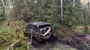 Уаз на 47 тракторах тащит Уаз 6*6 через болото. Нашли отличное препятствие для всех.