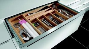 Органайзеры для столовых приборов и хранение специй на кухне