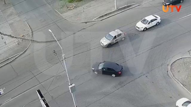 На Туркестанской в Оренбурге столкнулись автомобили. смотреть онлайн