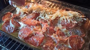 Мясо в духовке на луковой подложки