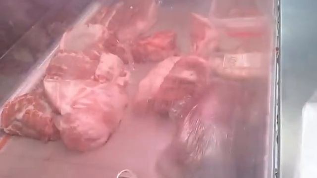 Покупатели выбирают мясо. Советы мясника