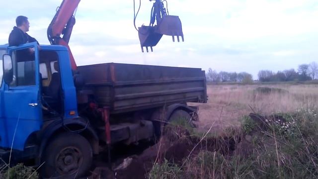 Манипулятор с грейферным ковшом установленный на МАЗ самосвал. смотреть онлайн