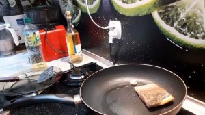 ЖАРЕННАЯ РЫБА. РЫБА ЖАРЕННАЯ НА СКОВОРОДЕ. ЖАРЕННАЯ ФОРЕЛЬ. ФИЛЕ РЫБЫ.ПОЛЬША 2020.COOK FROM UKRAINE