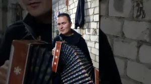 Баба Маня и цветёт сирень (на гармони)