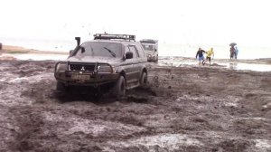Mitsubishi Pajero Sport в грязи.