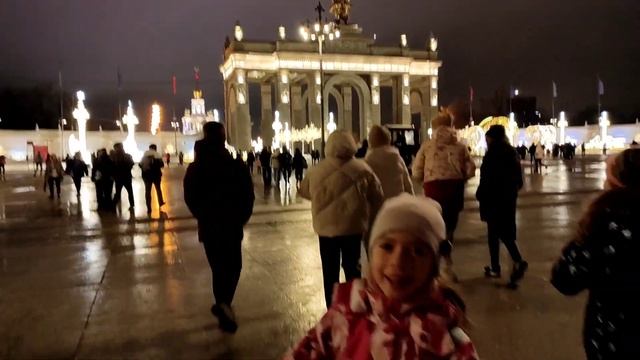 Красота столицы! Во время поездки на соревнования в Москве мы погуляли по Новогоднему волшебству! смотреть онлайн