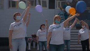 Родители жгут!!! Подарок выпускникам от родителей! Флешмоб Танец родителей на последний звонок