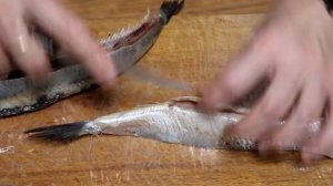Разделываем селедку правильно - быстрый способ. Селедка без костей.