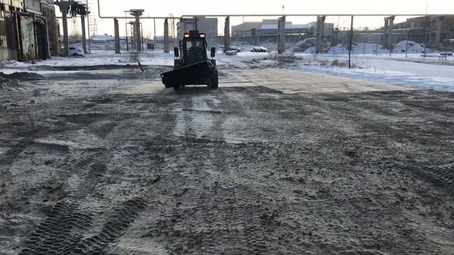 Уборка строительной площадки щеткой МП 173 - дорожные щетки для спецтехники и погрузчиков - КИИТ смотреть онлайн