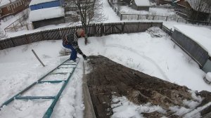 #25 Начало положено: снимаем верхний слой крыши у повети