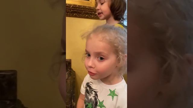 Лиза и Гарри Галкины красят яйца для Пасхи и готовят тесто для куличей смотреть онлайн