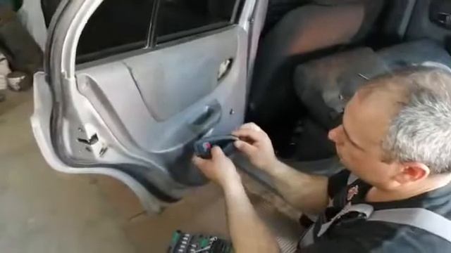 Разборка задней двери Хендай Акцент часть1 смотреть онлайн