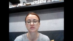 Собака бросается на машины и на прохожих