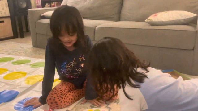 How to play Twister Elsa and Ayu смотреть онлайн