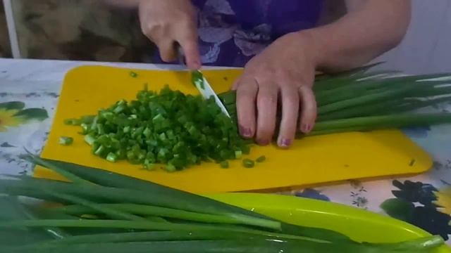 Быстрый и простой способ заготовки на зиму дома свежей зелени многолетнего лука - бутуна.