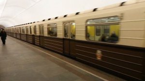 Ретро поезд в московском метро на станции Чистые пруды