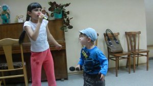 2011. Хорошая подтанцовка. Диана Анкудинова (7 лет) с племянником Артуром (2 года). Репетиция в ДК.