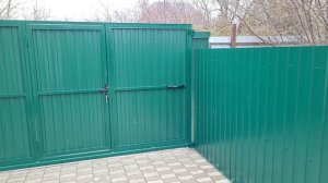 Забор из профнастила на ленточном фундаменте, откатные ворота, калитка