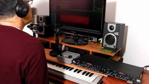 Behringer UltraGain Mic100 dbx 166A Tascam TM80 Digigram VX222v2 Superteclados.com