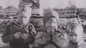 Девочка с куклой