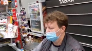 очень странный кассир)) прошу прощение за качество видео