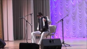 Играет Александр Поелуев