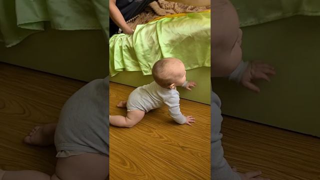 Сынок учится ползать на четвереньках в 7 месяцев/Son learns to crawl