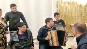 Вася Петюня поёт с дочкой.