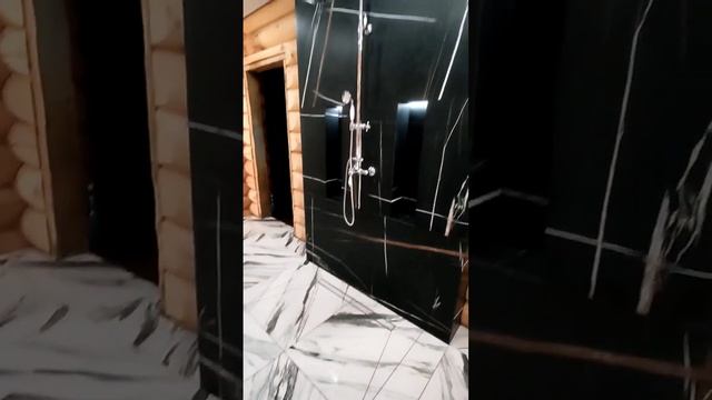 Ванная комната в доме из оцилиндрованного бруса.#керамогранит #дизайнванной #плиточник #домизбруса смотреть онлайн