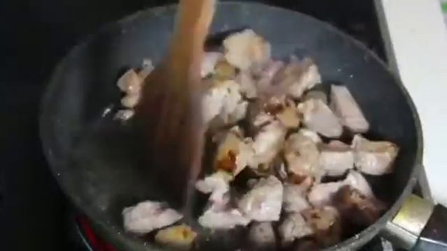 Говядина жареная на сковороде с луком