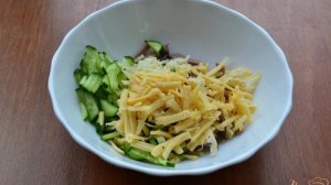 Салат со свиным языком, сыром и перепелиными яйцами