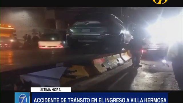 Automóvil termina sobre separadores viales tras colisión contra paso a desnivel смотреть онлайн