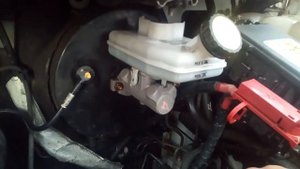 Замена тормозной жидкости в Ford transit 2002. Как помыть тормозной бачек.