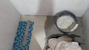 Укладка мозаики на пол душевой в каркасном доме