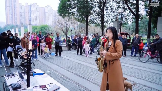 Cô gái xinh đẹp choi kèn saxophone tác phẩm kinh điển Tianlu gây não loạn cả phố Thành Đô Trung Hoa смотреть онлайн