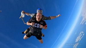 Прыжок с парашютом в Дубае над пальмой 2023