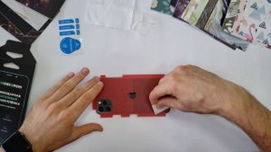 Поклейка защитной цветной пленки MobiBron “Красный Карбон” на iPhone 11 Pro Max