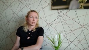 Мужчина флиртует с другими женщинами
