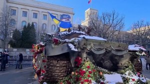 ?Подбитый русский танк Т-72 установили возле посольства России в Берлине. Германия.