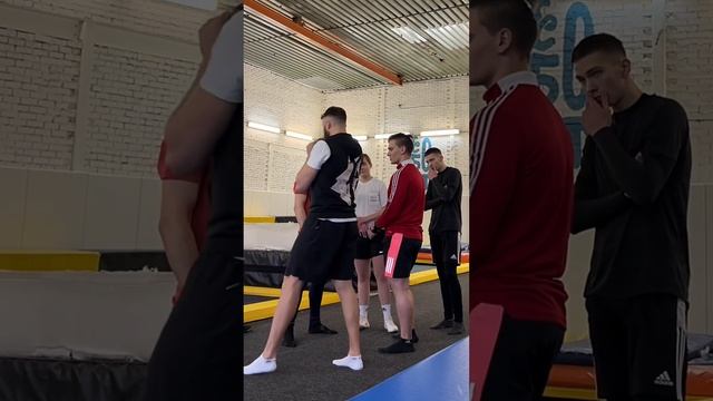 Ноги у флайера всегда вместе???? Чирлидинг/Групповой стант смотреть онлайн