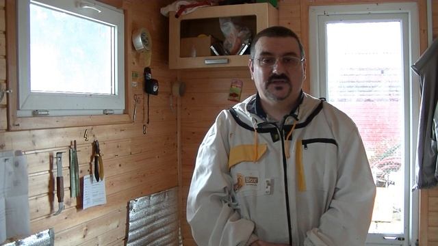 Как спасти слабую семью пчёл с дорогой маткой смотреть онлайн