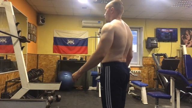 Подъём на бицепс 90 кг и немного позирования и показ мышц внатураху