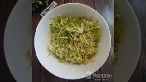 Легкий салат из капусты и кукурузы со сметаной