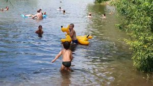 Воскресный семейный пикник у подножия горы Торатау в республике Башкортостан жара озеро Тугар Салга