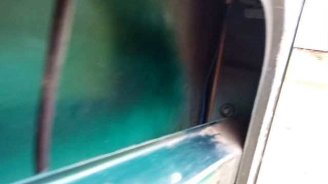УАЗ патриот утепляю двери с помощью монтажной пены.