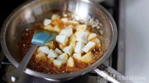 Открытый яблочный пирог с кремом из варёной сгущенки